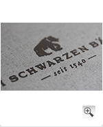 Logo in schwarz geprägt