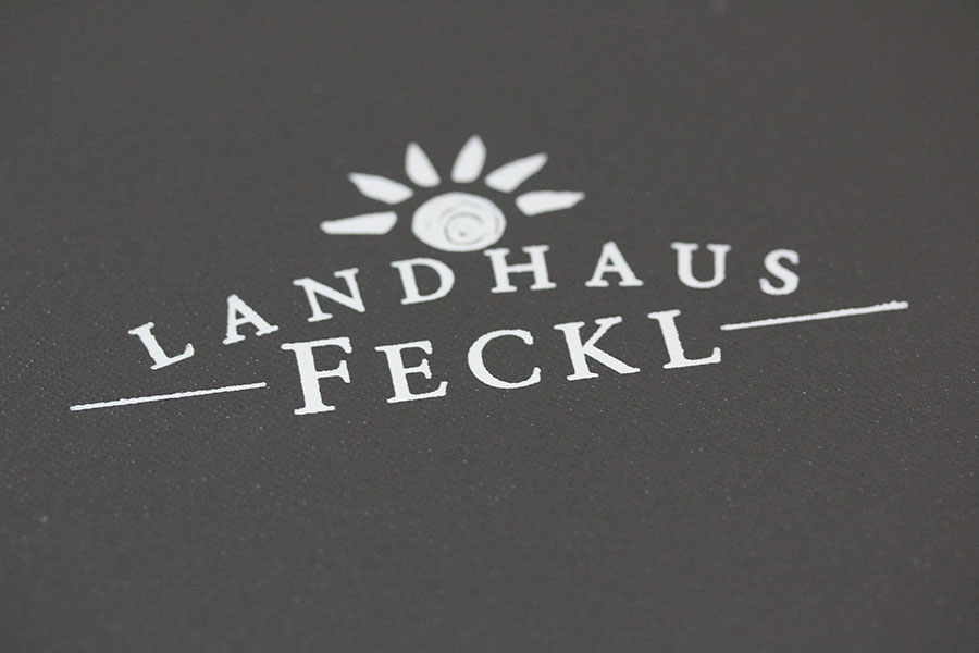Hotel - Restaurant Landhaus Feckl mit Logo, Logo Position Goldener Schnitt, Heißfolienprägung