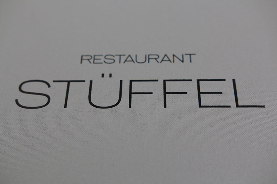 Restaurant Stüffel mit Logo, Heißfolienprägung
