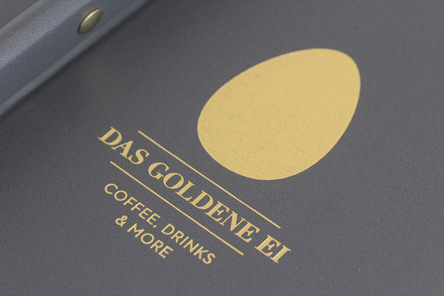 Das Goldene Ei mit Barkarte, Speisekarten Papaya, Logo Position Goldener Schnitt, Heißfolienprägung