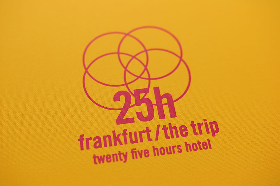 25hours Hotel the Trip mit Zimmermappen, Heißfolienprägung