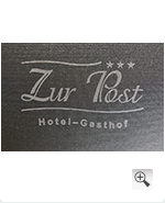 Logo Gasthof zur Post in silber geprägt