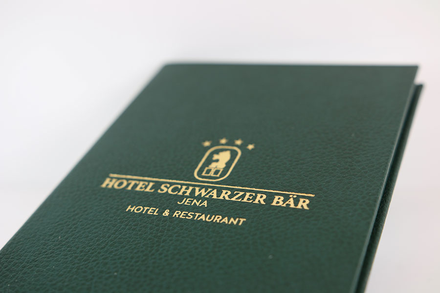 Hotel Schwarzer Bär Jena mit Rechnungsmappen, Logo Position Goldener Schnitt, Heißfolienprägung