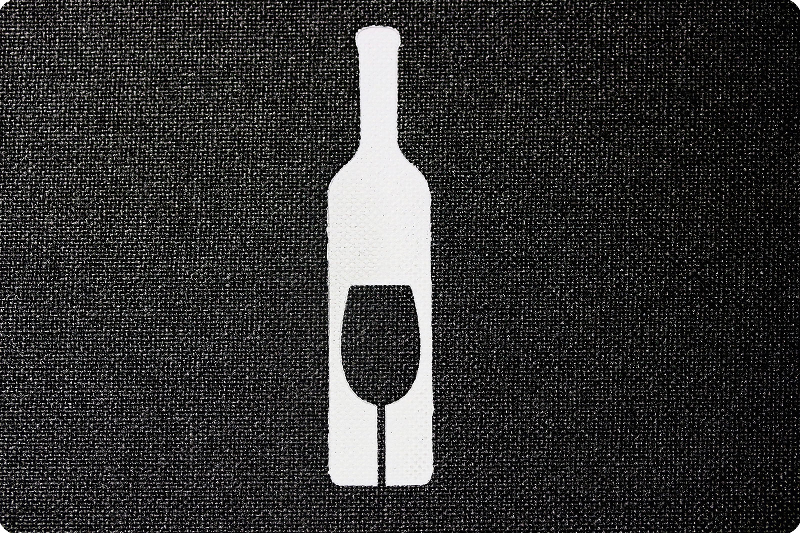 Weinflaschen mit Weinglas in weiß geprägt