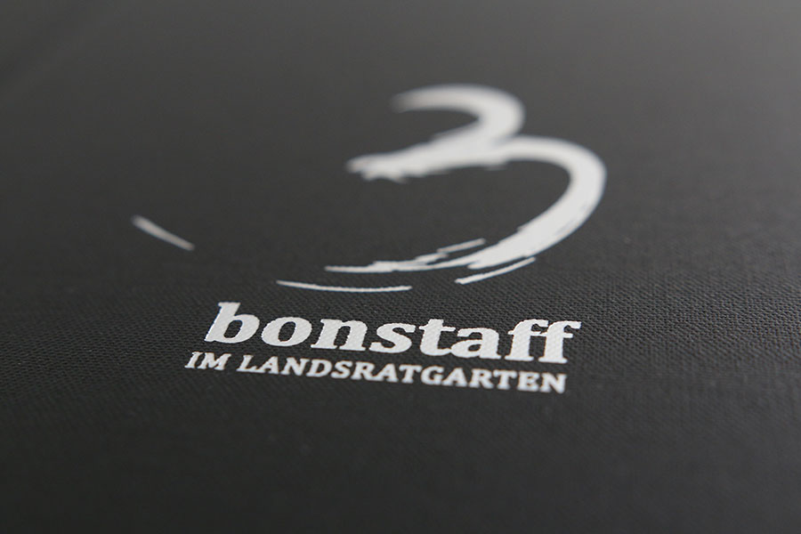Bonstaff im Landratsgarten mit Logo
