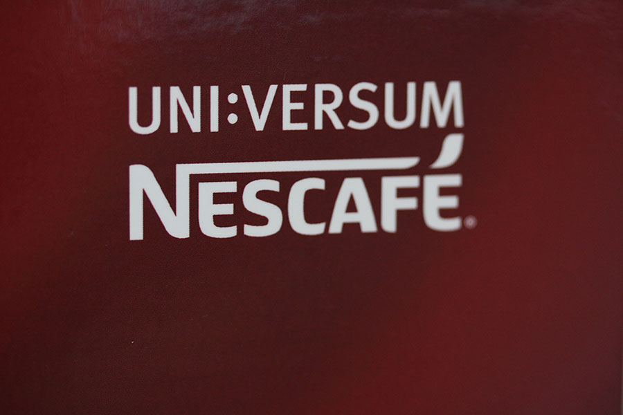 Café UNI:VERSUM im Festspielbezirk mit Logo
