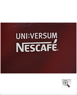 Café UNI:VERSUM im Festspielbezirk mit Logo