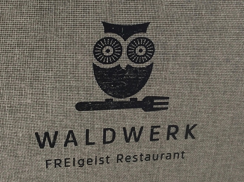 Restaurant WALDWERK mit Logo